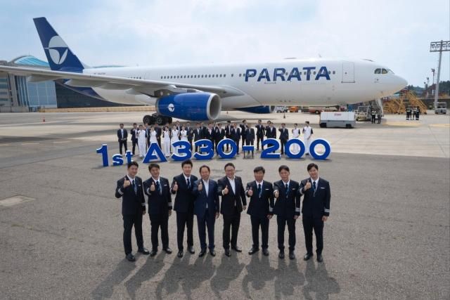 8월 2일 김포공항에서 진행된 파라타항공 1호기 도입식에서 파라타항공 윤철민 대표이사오른쪽에서 4번째 위닉스 윤희종 회장왼쪽에서 4번째과 임직원들이 기념 촬영을 하고 있다 사진파라타항공