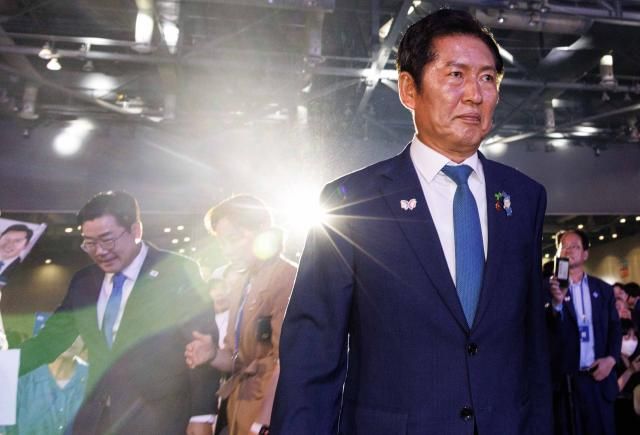 정청래 더불어민주당 신임 당 대표가 2일 경기 고양 킨텍스에서 열린 전국당원대회에서 당 대표직 수락 연설을 하기 위해 무대에 오르고 있다 사진연합뉴스