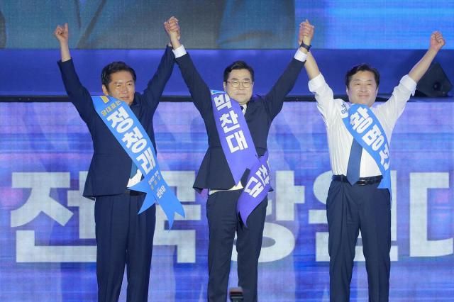 정청래왼쪽부터·박찬대 더불어민주당 당대표 후보와 황명선 최고위원 후보가 2일 오후 고양 킨텍스에서 열린 전국당원대회에서 인사를 하고 있다 사진유대길 기자 dbeorlf123ajunewscom