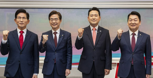 김문수왼쪽부터·조경태·장동혁·안철수 국민의힘 대표 후보가 지난 19일 서울 중구 TV조선 스튜디오에서 방송 토론회에 앞서 기념 촬영을 하고 있다 사진연합뉴스