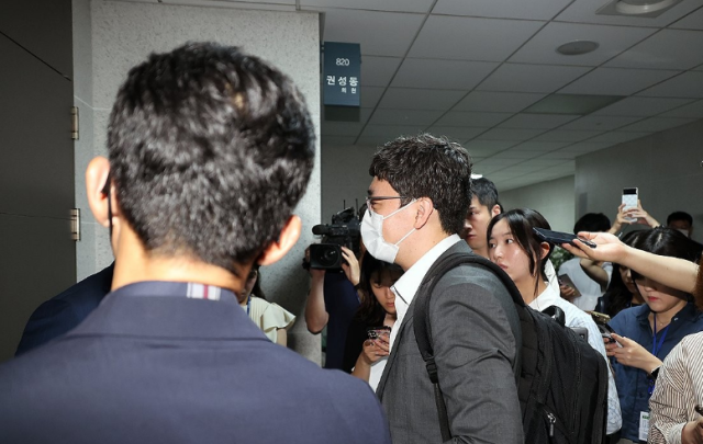 김건희 특검팀 관계자들이 지난 18일 압수수색을 위해 서울 여의도 국회 의원회관 국민의힘 권성동 의원실 앞에서 대기하고 있다 사진연합뉴스