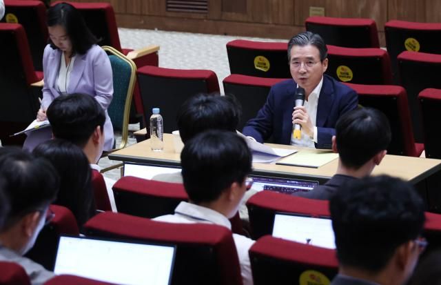 김용범 정책실장이 20일 용산 대통령실에서 기자간담회를 하고 있다사진연합뉴스