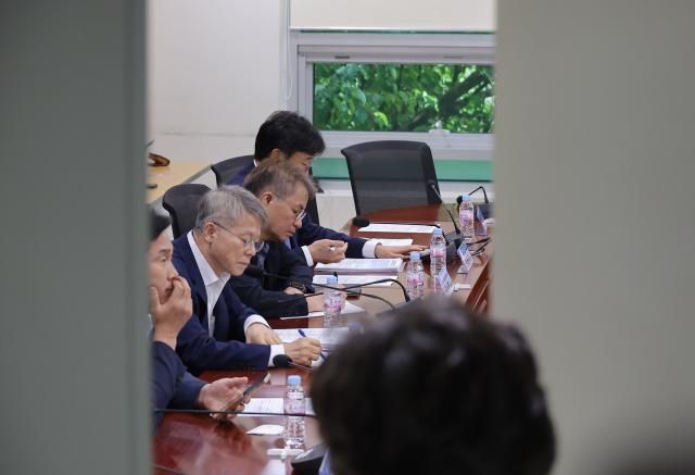 국민주권 검찰 정상화 특별위원회 위원장인 더불어민주당 민형배 의원이 20일 서울 여의도 국회 의원회관에서 열린 검찰개혁 관련 당정협의회에 참석해 있다 사진연합뉴스