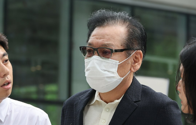 건진법사 전성배씨가 지난 18일 민중기 특별검사팀 사무실이 마련된 서울 종로구 KT 광화문빌딩 웨스트로 들어가고 있다 사진연합뉴스