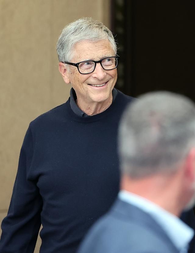 빌 게이츠 게이츠재단 이사장이 20일 서울김포비즈니스항공센터를 통해 입국해 차량으로 향하고 있다연합뉴스