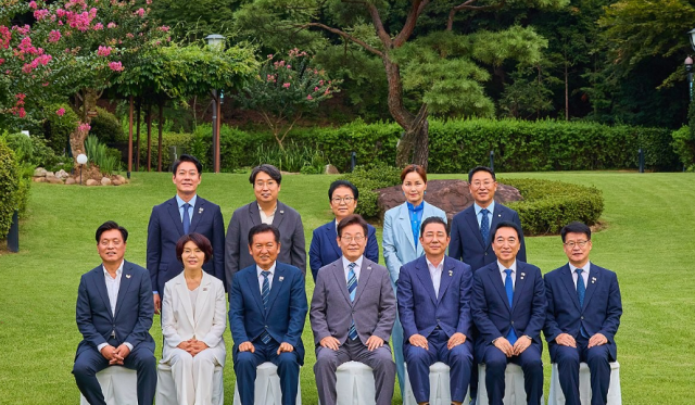 이재명 대통령이 20일 서울 한남동 관저에서 더불어민주당 정청래 대표 김병기 원내대표 등 지도부와 만찬 전 기념 촬영을 하고 있다 사진연합뉴스