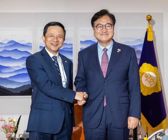 우원식 국회의장오른쪽이 20일 국회에서 다이빙 주한중국대사를 면담하기 전 악수하고 있다 사진연합뉴스