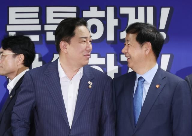 20일 서울 여의도 국회 의원회관에서 열린 새정부 경제성장전략 관련 당정 협의에서 더불어민주당 김병기 원내대표 구윤철 부총리 겸 기재부 장관이 기념촬영에 앞서 대화하고 있다 사진연합뉴스