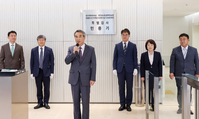 윤석열 전 대통령 부인 김건희 여사와 관련한 각종 의혹 사건을 수사하는 민중기 특별검사팀 왼쪽부터박상진·문홍주 특검보 민중기 특검 김형근·오정희 특검보 홍지항 지원단장 사진연합뉴스