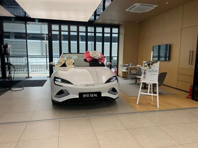 BYD 강서전시장에서 SEAL 1호차 출고를 진행하고 있는 모습