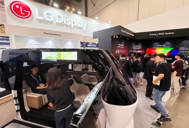 20일 부산 벡스코에서 열린 국내 최대 디스플레이 학술대회 IMID 2025에 방문한 관람객들이 LG디스플레이 부스를 둘러보고 있다 사진LG디스플레이