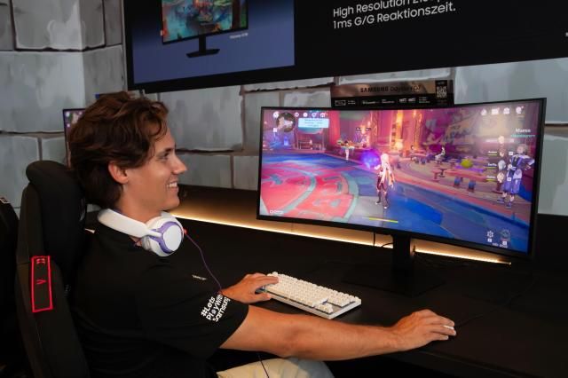 삼성전자 모델이 독일 쾰른에서 열린 게임스컴 2025Gamescom 2024에서 오디세이 G7을 소개하고 있다 사진삼성전자