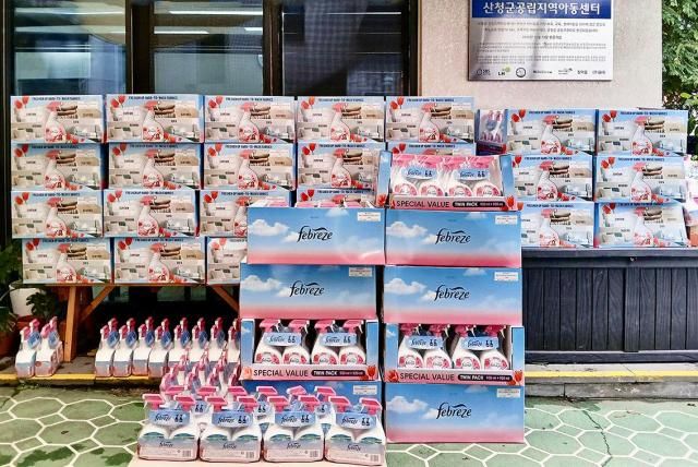 한국PG가 19일 수해 피해를 본 경남 산청군에 페브리즈 7000개를 전달하고 있다 사진한국PG