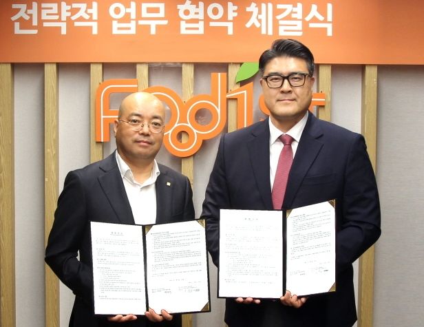 18일 서울 용산구 푸디스트 본사에서 하동열 푸디스트 상품본부장왼쪽과 손동일 천호엔케어 대표이사가 케어푸드 브랜드 공동개발 협약을 체결한 뒤 기념사진을 찍고 있다 사진푸디스트