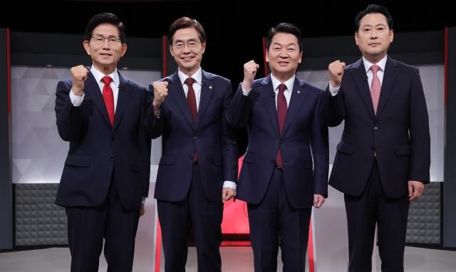 국민의힘 당 대표 선거에 출마한 후보들이 17일 서울 여의도 KBS에서 열린 2차 텔레비전 토론회에 앞서 기념 촬영을 하고 있다 왼쪽부터 김문수 조경태 안철수 장동혁 후보 사진연합뉴스