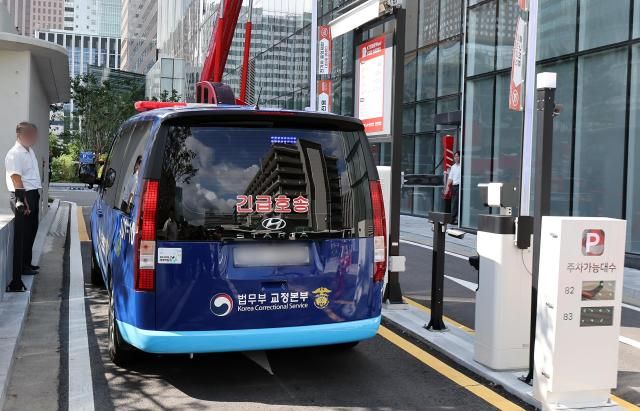 김건희 여사의 최측근으로 알려진 이종호 전 블랙펄인베스트 대표를 태운 차량이 19일 민중기 특별검사팀 사무실이 마련된 서울 종로구 KT 광화문빌딩 웨스트로 들어가고 있다 사진연합뉴스