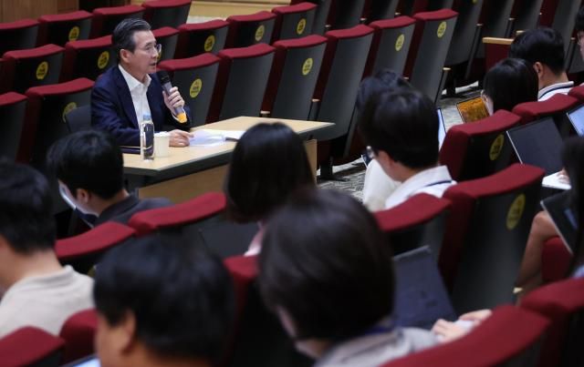 김용범 정책실장이 20일 용산 대통령실에서 기자간담회를 하고 있다사진연합뉴스