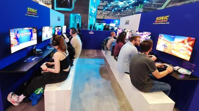 독일 쾰른 게임스컴 2025 세가 부스에서 삼성디스플레이 QD-OLED가 탑재된 모니터로 신작 게임을 체험하는 관람객의 모습 사진삼성디스플레이