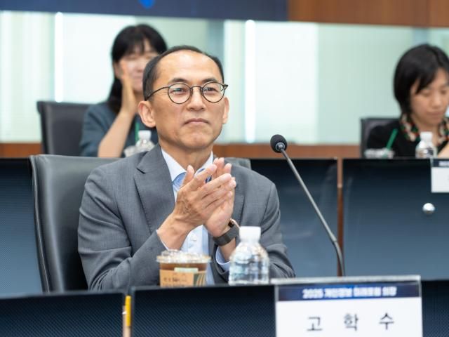 고학수 개인정보보호위원회 위원장이 20일 서울 명동 포스트타워에서 개최된 제4차 2025 개인정보 미래포럼에서 발제를 경청하고 있다 사진개인정보위