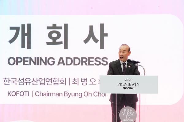 최병오 한국섬유산업연합회 회장패션그룹 형지 회장이 20일 서울 강남구 코엑스에서 열린 2025 대한민국 섬유교역전프리뷰 인 서울에서 개회사를 하고 있다 사진한국섬유산업연합회