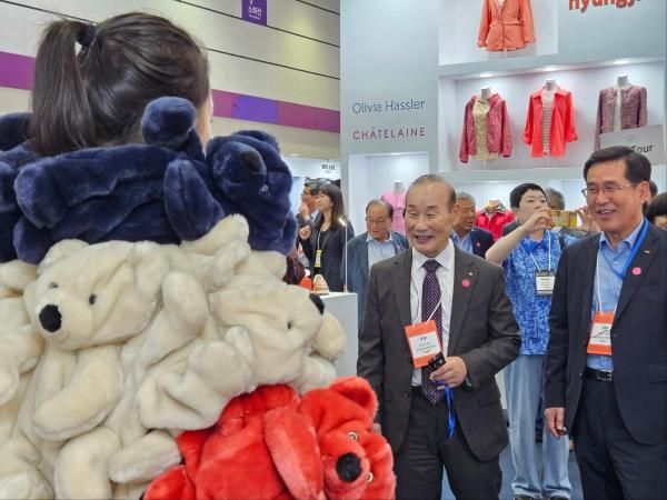 최병오 한국섬유산업연합회 회장패션그룹 형지 회장이 20일 서울 강남구 코엑스에서 열린 2025 대한민국 섬유교역전프리뷰 인 서울에서 형지관을 방문해 제품을 살펴보고 있다 사진홍승완 기자