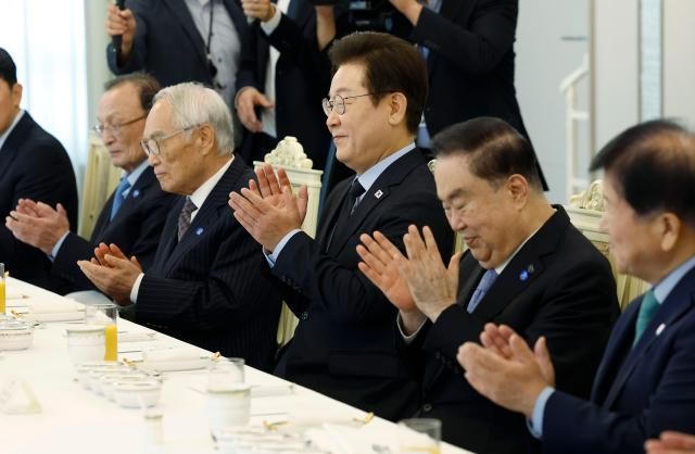 이재명 대통령이 21일 용산 대통령실에서 열린 더불어민주당 상임고문단 오찬 간담회에서 권노갑 상임고문 인사말 후 박수치고 있다 사진연합뉴스