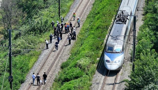 무궁화호 열차가 선로 인근에서 작업 중이던 근로자 7명을 치는 사고가 발생한 19일 경북 청도군 화양읍 삼신리 청도소싸움 경기장 인근 경부선 철로에서 코레일 등 관계자들이 사고가 난 선로를 조사하고 있다 사진연합뉴스
