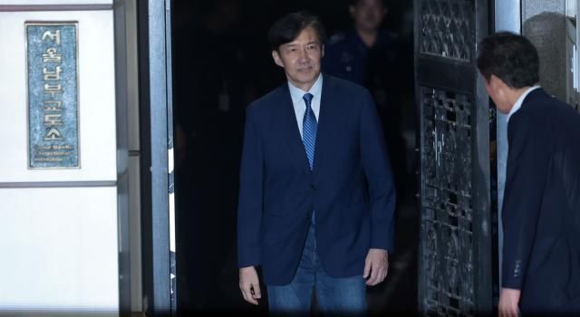 조국 전 조국혁신당 대표가 지난 15일 광복절 특별 사면·복권 조치로 출소하며 서울 구로구 남부교도소를 나서고 있다 사진연합뉴스