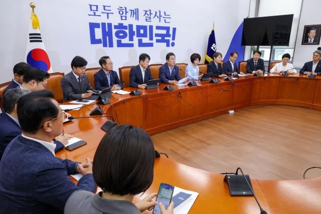 김병기 더불어민주당 원내대표가 21일 서울 여의도 국회에서 열린 정책조정 회의에서 발언하고 있다 사진연합뉴스