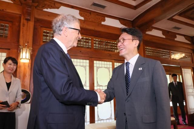 김민석 국무총리가 21일 서울 종로구 삼청동 총리공관에서 빌 게이츠 게이츠재단 이사장을 맞이하고 있다 사진연합뉴스