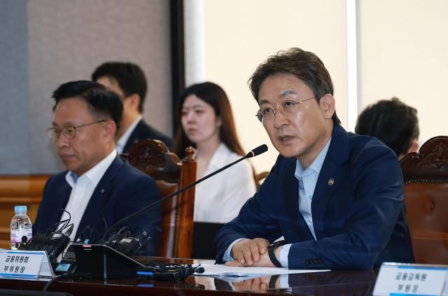 권대영 금융위원회 부위원장오른쪽이 21일 서울 중구 은행연합회에서 석유화학 사업재편을 위한 간담회를 주재하고 있다 사진금융위원회