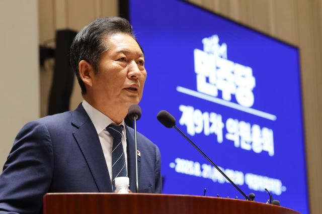 정청래 더불어민주당 대표가 21일 서울 여의도 국회에서 쟁점법안 처리를 위한 8월 임시국회 본회의 개회를 앞두고 의원총회에서 발언하고 있다 사진연합뉴스