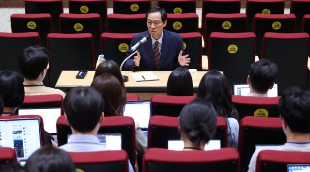 우상호 정무수석이 21일 용산 대통령실에서 기자간담회를 하고 있다사진연합뉴스