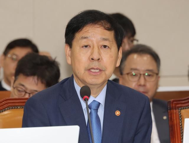 구윤철 경제부총리 겸 기획재정부 장관이 19일 국회에서 열린 기획재정위원회 전체회의에서 의원 질의에 답변하고 있다 사진연합뉴스
