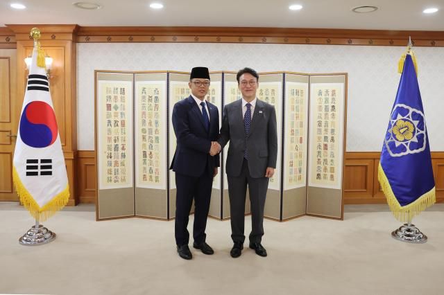 김민석 국무총리가 21일 서울 종로구 정부서울청사에서 수기오노 인도네시아 외교장관을 접견 악수하며 기념 촬영하고 있다사진총리실