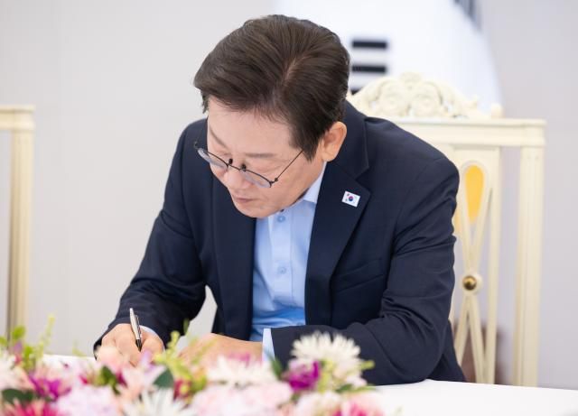 이재명 대통령이 지난 19일 서울 용산 대통령실 청사에서 미일 순방 경제인 간담회 중 메모 하고 있다 사진대통령실