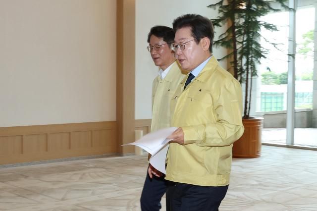 이재명 대통령이 21일 서울 용산 대통령실 청사로 출근하고 있다 사진연합뉴스