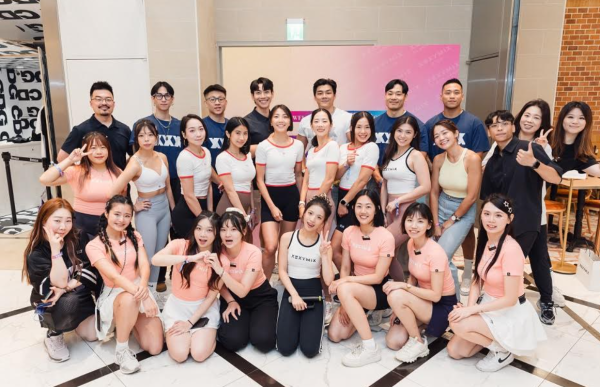 지난 7월 18일 브리즈난산에서 진행된 인플루언서 초청 이벤트에서 참석자들이 기념사진을 촬영하고 있다 사진젝시믹스