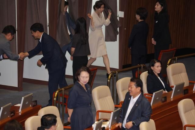 21일 국회 본회의에서 방송문화진흥회법 일부개정법률안이 통과된 가운데 이진숙 방송통신위원장이 자리에 앉아 있다사진연합뉴스