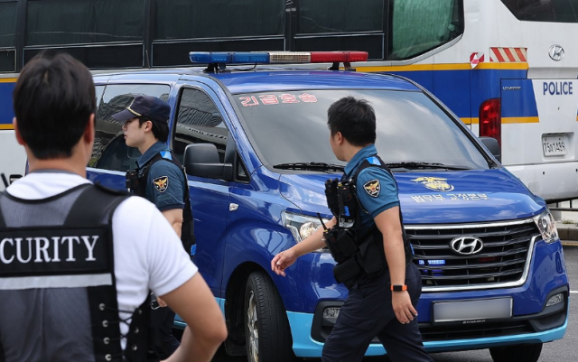 김건희가 탑승한 호송차가 21일 김건희 여사 관련 의혹들을 수사하는 민중기 특별검사팀 사무실이 마련된 서울 종로구 KT광화문빌딩으로 들어가고 있다 사진연합뉴스