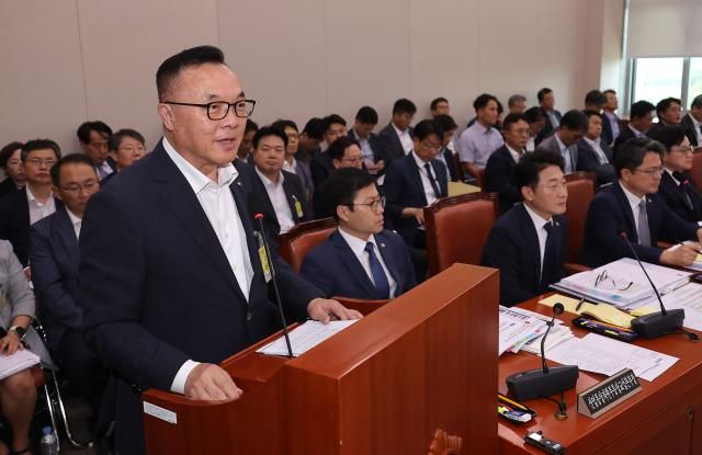 황주호 한국수력원자력 사장이 19일 국회에서 열린 산업통상자원중소벤처기업위원회 전체회의에서 올해 초 미국 웨스팅하우스와 맺은 지식재산권 분쟁 종료 합의문과 관련한 의원 질의에 답변하고 있다 사진연합뉴스