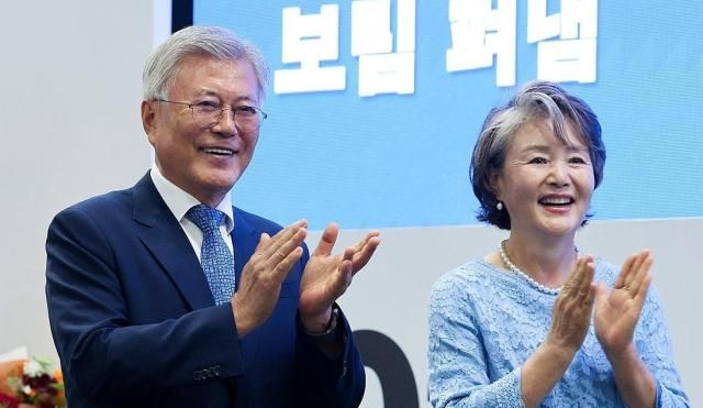 문재인 전 대통령왼쪽과 김정숙 여사 사진연합뉴스