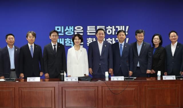 지난 8월 20일 서울 여의도 국회 의원회관에서 열린 새정부 경제성장전략 관련 당정 협의에서 더불어민주당 김병기 원내대표 구윤철 부총리 겸 기재부 장관 등 참석자들이 기념촬영을 하고 있다 사진연합뉴스