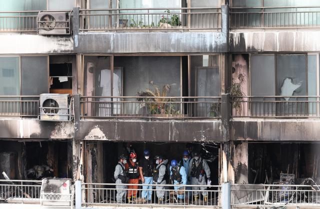 18일 서울 마포구 창전동 아파트 화재 현장에서 경찰과 소방 관계자들이 합동감식을 하고 있다사진연합뉴스