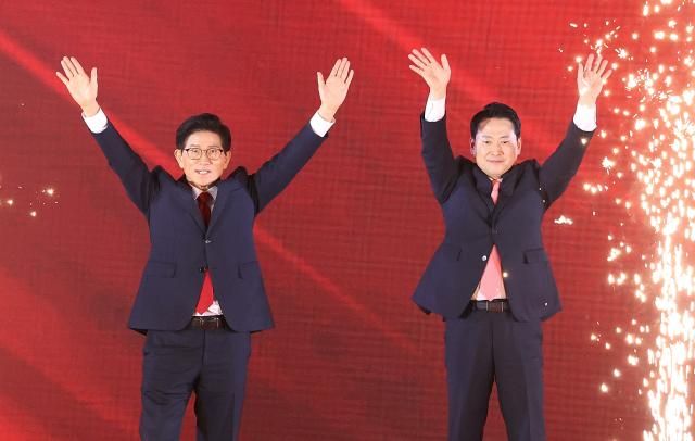 22일 충북 청주시 흥덕구 청주오스코에서 열린 국민의힘 제6차 전당대회에서 김문수 장동혁 당 대표 후보가 결선 진출에 성공한 뒤 손을 들고 인사하고 있다 2025822 사진연합뉴스