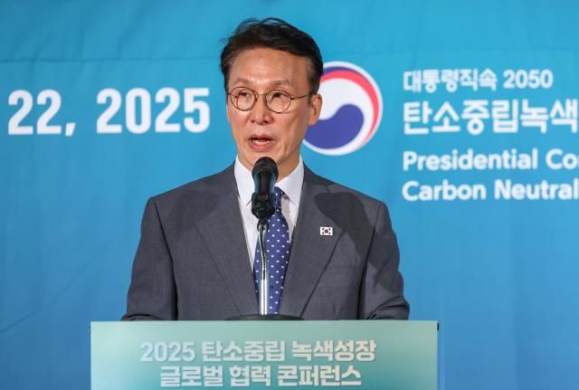 김민석 국무총리가 22일 서울 종로구 포시즌스 호텔에서 열린 2025 탄소중립 녹색성장 글로벌 협력 콘퍼런스 개회식에서 개회사를 하고 있다 사진연합뉴스