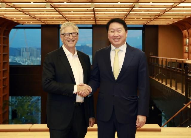 최태원 SK 회장오른쪽과 빌 게이츠 게이츠재단 이사장이 지난 8월 21일 서울 종로구 SK서린빌딩에서 악수를 하고 있다사진SK그룹