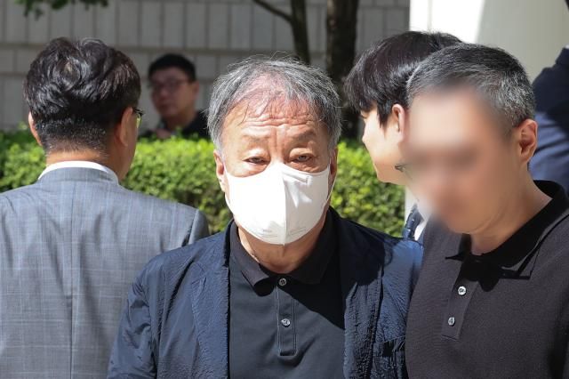 세무조사를 무마해 주는 대가로 뒷돈을 챙긴 혐의로 1심에서 징역형을 선고받은 윤우진 전 서울 용산세무서장이 22일 서울 서초구 서울중앙지방법원에서 열린 2심 선고공판이 끝난 뒤 법원을 나서고 있다사진연합뉴스