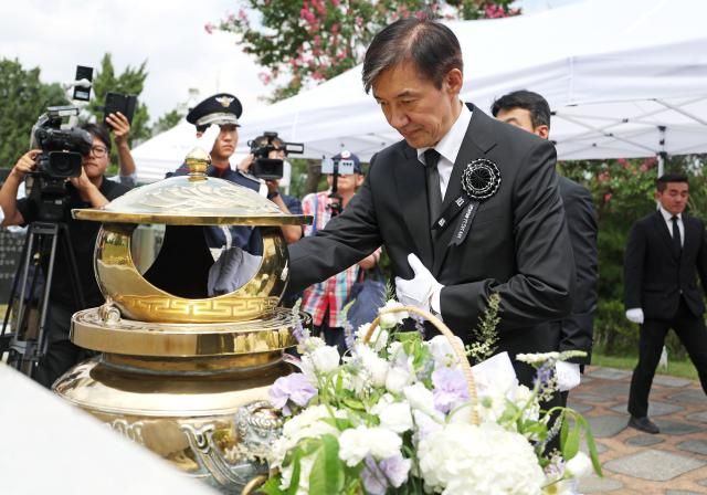 조국 전 조국혁신당 대표가 지난 18일 서울 동작구 국립서울현충원 내 고故 김대중 전 대통령 묘역을 찾아 참배를 하고 있다 사진연합뉴스