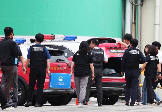 경기도 시흥시 SPC삼립 시화공장에서 경찰과 고용노동부 관계자들이 압수수색을 위해 이동하고 있다 사진연합뉴스